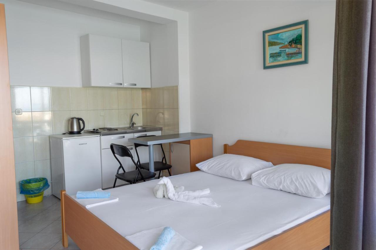 Apartments Ivica - Beachfront Drvenik  Exterior foto
